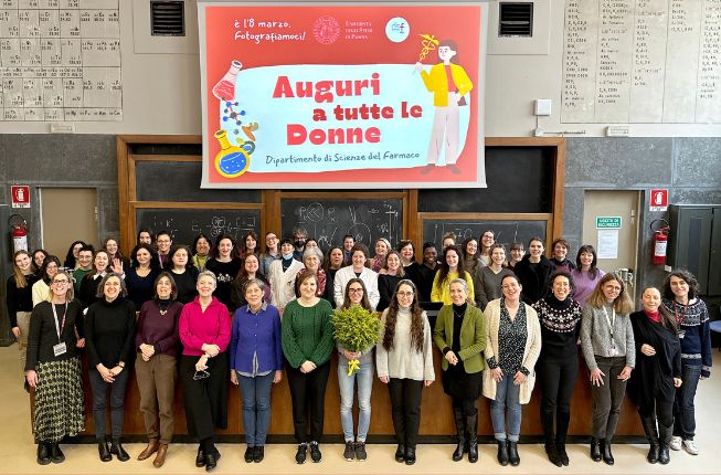 La foto augurio delle donne del Dipartimento di Scienze del Farmaco